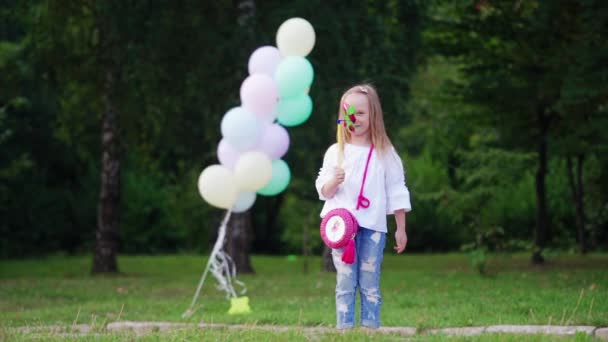 Mooi Meisje Met Windspeeltje Meisje Gelukkig Spelen Met Wind Speelgoed — Stockvideo