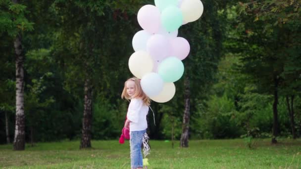 Menina Feliz Segurando Brinquedo Vento Menina Bonito Jogando Com Brinquedo — Vídeo de Stock