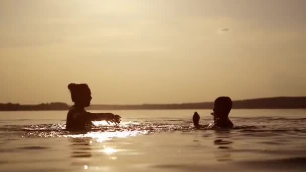川で楽しむ人々 小さな子供は水で遊んでスプラッシュを作る — ストック動画