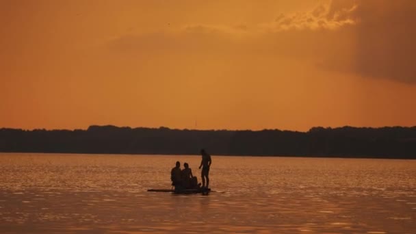 カタマランでリラックスしてる Silhouette Young Friends Chilling Catamaran Boat — ストック動画