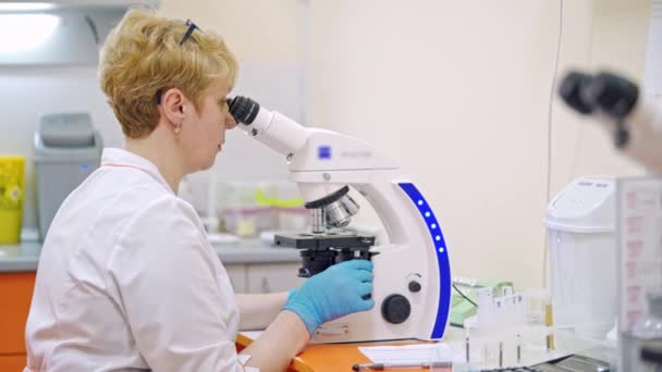 Microscoop Microbiologisch Lab Wetenschapper Onderzoeker Met Behulp Van Microscoop Laboratorium — Stockvideo