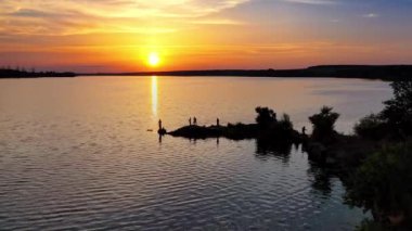 Nehrin üzerinde gün batımı. Nehrin kıyısında gün batımı