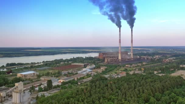 Zona Industrial Campo Contaminación Atmosférica Por Humo Procedente Dos Chimeneas — Vídeo de stock