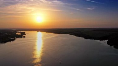 Günbatımı su yansıması. Günbatımı turuncu nehir yansıması manzarası