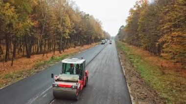 Yeni yol inşaatı. Yeni asfalt yolda havadan görüş.