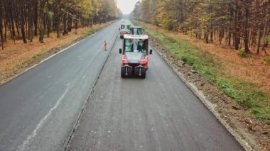 Hava manzaralı inşaat alanı. Orman bölgesinde yeni bir yol inşaatı