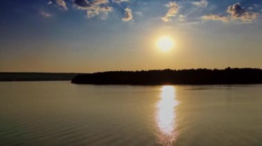 Gölün üzerinde doğal şafak kompozisyonu. Gün batımında dramatik gökyüzü manzarası