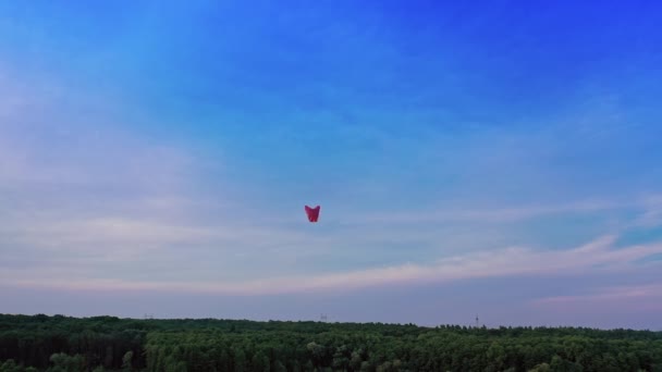 Papieren Lantaarns Zweven Lucht Luchtfoto Van Enkele Drijvende Lantaarn Tegen — Stockvideo