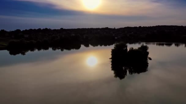 Reflektion Solen Vatten Flygfoto Reflektion Solnedgången Vattnet — Stockvideo