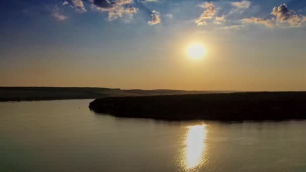 Теплые Цвета Отражают Поверхность Воды Красочное Небо Красочная Вода Озере — стоковое видео