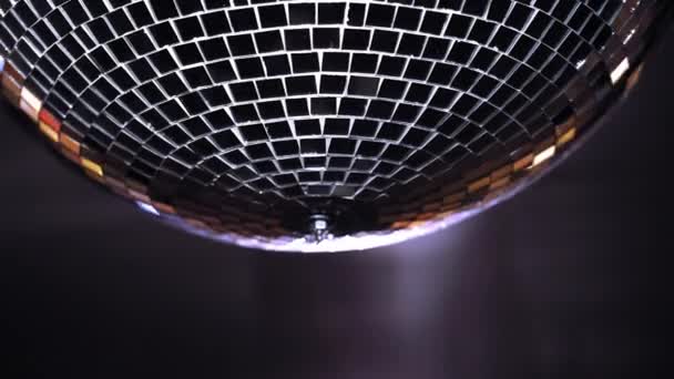 派对灯光迪斯科舞会 银球挂在墙上 — 图库视频影像
