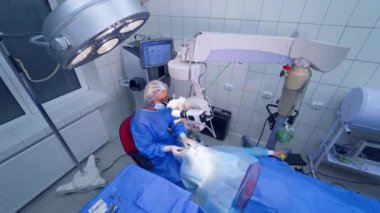 Göz sağlığı için tıbbi cihazlarla çalışmak. Göz sağlığı laboratuardaki göz sağlığı ekipmanlarıyla kontrol ediliyor.