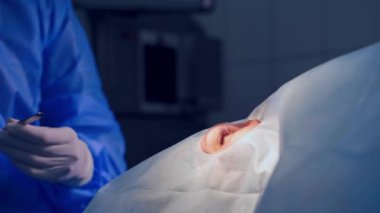 Gözlerin endoskopik ameliyatı. Hasta ve cerrah göz ameliyatı sırasında ameliyathanede.