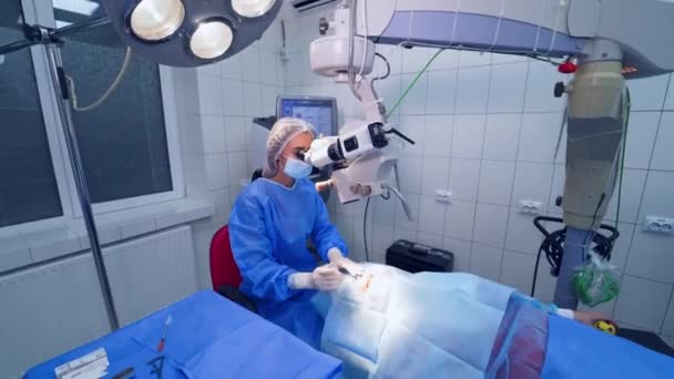 Laserowa Korekcja Wzroku Ręce Chirurga Rękawiczkach Wykonujących Laserową Korekcję Wzroku — Wideo stockowe