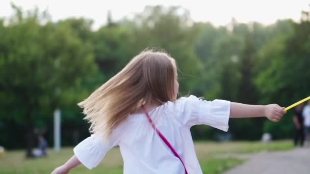 Menina Dançando Parque Menina Ativa Feliz Divertindo Parque — Vídeo de Stock