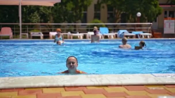 Havuzdaki Kadın Tatil Köyünde Havuzda Dinlenen Bir Kadın — Stok video