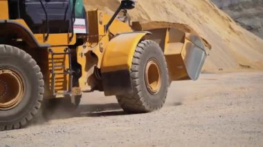 Asfalt üretim fabrikası. Yol asfalt kaldırım fabrikası manzarası