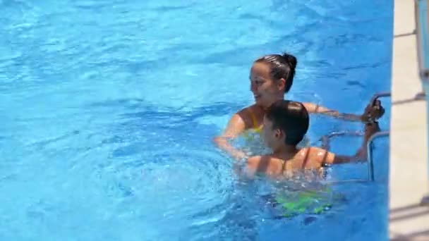 엄마가 아이를 데리고 수영장에 있어요 수영장에 — 비디오