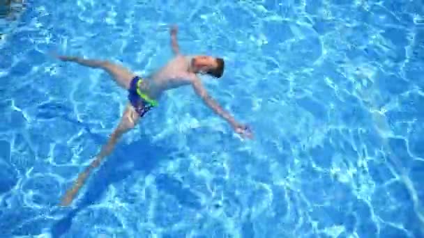 Αγόρι Χαλαρώνει Στην Πισίνα Αγόρι Που Κολυμπάει Και Παίζει Πισίνα — Αρχείο Βίντεο