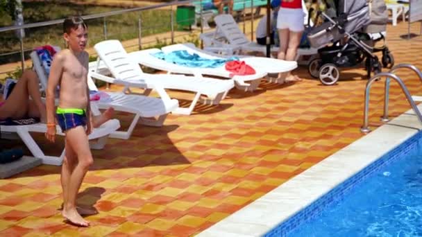 子供たちと夏休み リゾートで休暇中に水の中に飛び込む小さな男の子 — ストック動画
