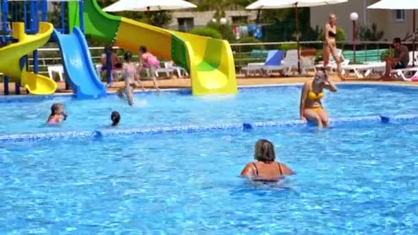 Pessoas Piscina Pessoas Divertindo Piscina Livre — Vídeo de Stock