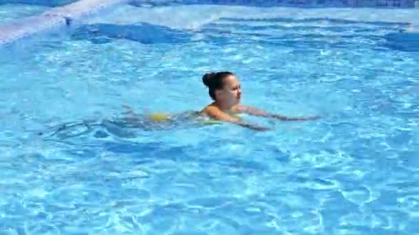 Mujer Relajándose Agua Mujer Feliz Bikini Flotando Agua — Vídeo de stock