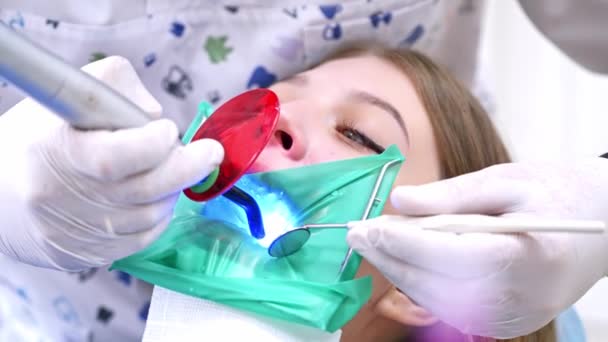 Paciente Sexo Feminino Consultório Odontológico Visão Perto Dentista Que Trabalha — Vídeo de Stock