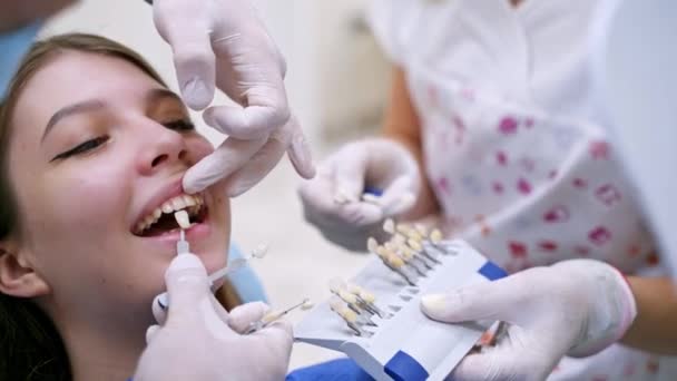 Uma Jovem Mulher Consultório Dentista Jovem Sentada Cadeira Dentária Enquanto — Vídeo de Stock