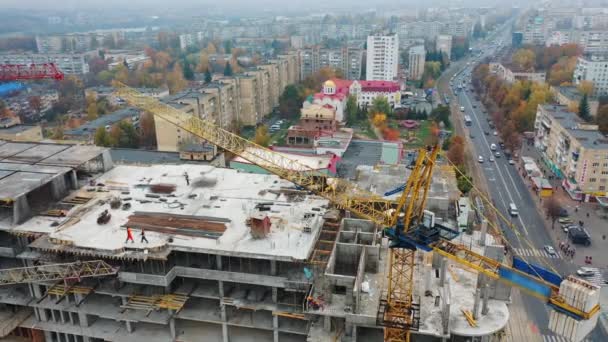 Grúa Equipo Construcción Avance Construcción Nuevo Rascacielos Moderno Ciudad — Vídeo de stock