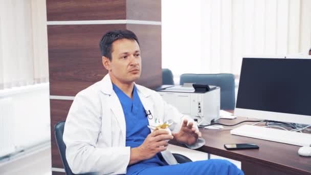 Doktor Mluví Pacientem Kanceláři Pacient Konzultaci Lékařem Kanceláři — Stock video