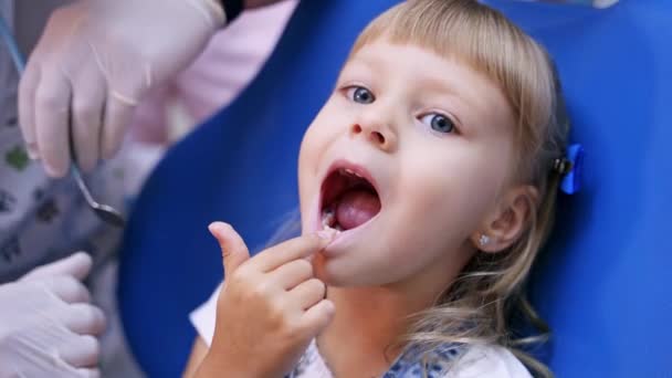 Niña Silla Estomatológica Niño Gabinete Estomatológico Con Dentistas — Vídeos de Stock