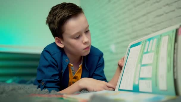 Маленький Хлопчик Лежить Ліжку Читає Книжку Вдома Домашня Освіта — стокове відео