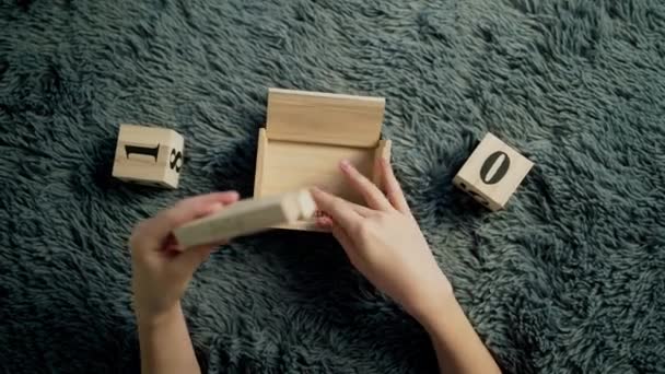 Amerikanischer Unabhängigkeitstag Junge Spielen Mit Holzblock Kalender — Stockvideo