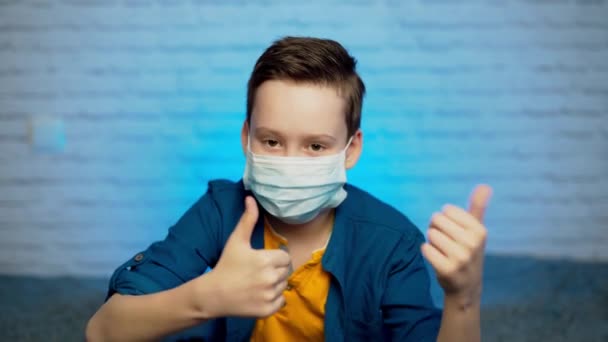 Enfant Montrant Pouce Levé Portant Masque Protecteur Concept Protection Coronavirus — Video