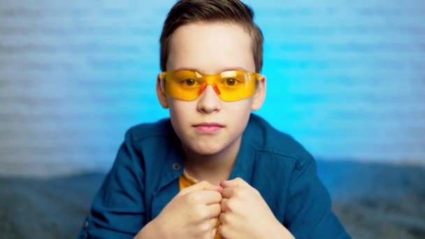 医療用眼鏡の少年 隔離と保護ウイルスの概念 インフルエンザ 流行Covid 社会的距離 自己分離 コロナウイルスの隔離 — ストック動画