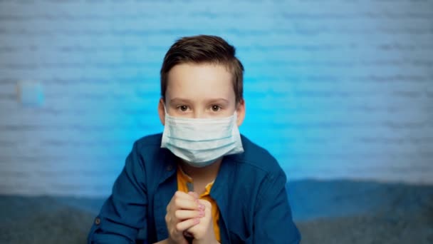 Niño Con Máscara Médica Protección Coronavirus Covid Polvo Pm2 Pulgares — Vídeos de Stock