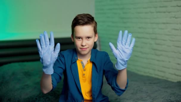 Jongen Draagt Medische Rubberen Handschoenen Jongen Houdt Handen Rubberen Handschoenen — Stockvideo