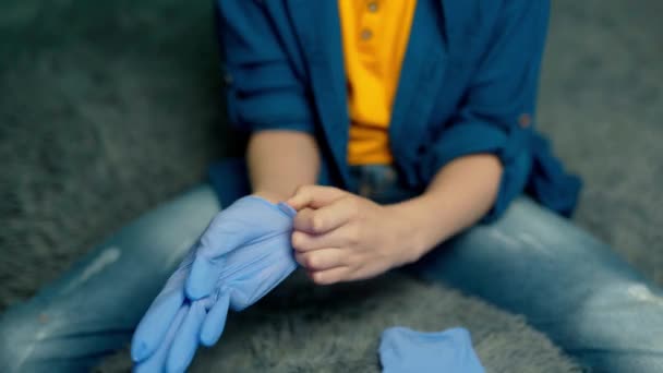 Хлопець Одягає Гумові Рукавички Концепція Екології Охорони Здоров Захист Від — стокове відео