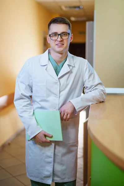 Πορτρέτο Ενός Χαμογελαστού Γιατρού Ντρας Γιατρός Χειρουργός Ακτινολόγος Ιατρικό Υπόβαθρο — Φωτογραφία Αρχείου