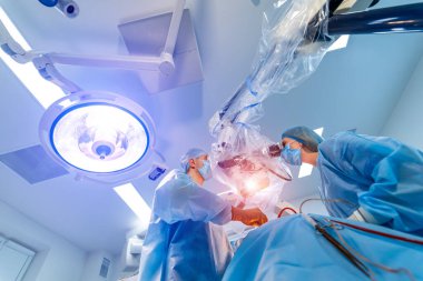 Ameliyathanede modern ekipman var. Nöroşirürji için tıbbi aletler. Geçmişi. Ameliyathane. Seçici odaklanma. Nöroşirürji konsepti.