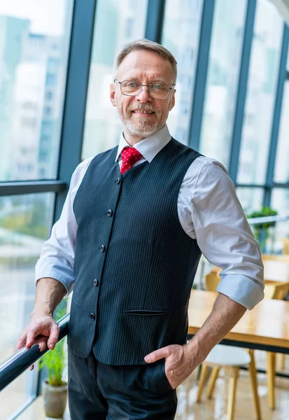 Zakenman Draagt Keurig Wit Shirt Een Man Bij Een Groot — Stockfoto