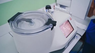 İnsan hücreleriyle çalışan bir bilim adamı. Doktor kök hücreleri araştırıyor.