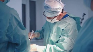 Kemik iliği ameliyatı. Cerrahlar kök hücre ameliyatında çalışıyor.
