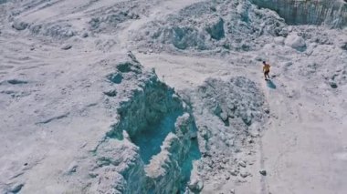 Aktif koşucu dışarıda koşuyor. Doğada koşan atletik genç adamın havadan bakışı