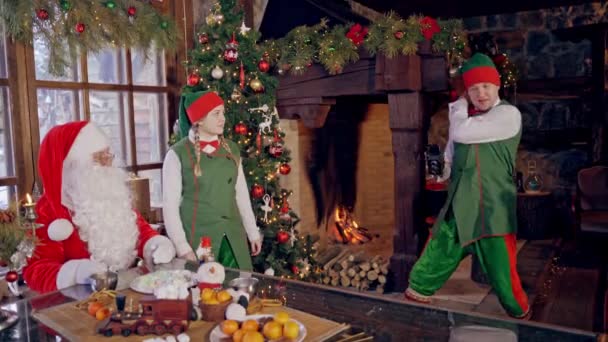 Jultomten Filmar Rolig Santa Fashionabla Rock Tar Bilder — Stockvideo