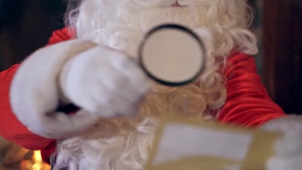 Een Brief Van Kerstman Close Van Kerstman Lezen Verlanglijstje — Stockvideo