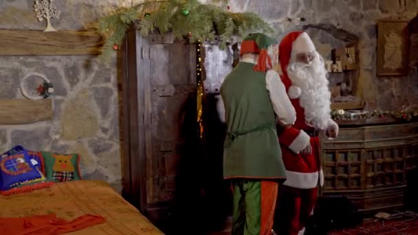 Père Noël Avec Des Elfes Dans Chambre Père Noël Prépare — Video