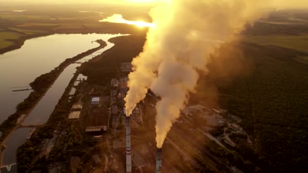 工业烟囱冒出的烟 两个工厂烟囱冒出的烟造成的空气污染 — 图库视频影像