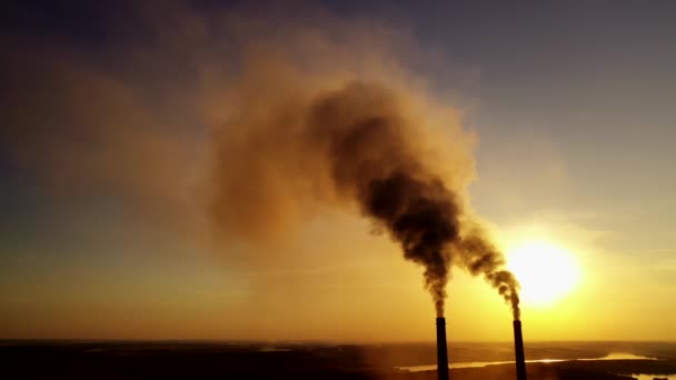 Rookpijpen Van Fabriek Industriële Schoorstenen Met Zware Rook Veroorzaken Luchtverontreiniging — Stockvideo