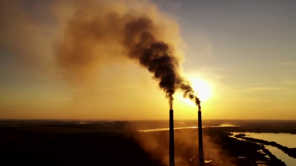 Vista Industrial Con Chimeneas Contaminación Por Humo Procedente Fábrica — Vídeo de stock